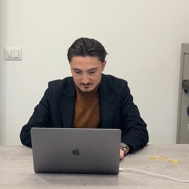 Gabriele Claudio Izzi al lavoro, fondatore di ProInvictus Media